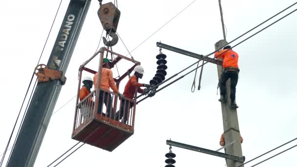 Elettricista non identificato che lavora a un palo di nuova installazione su un ascensore — Video Stock