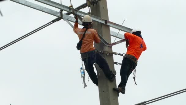 Niet-geïdentificeerde elektricien werkt bij een nieuw geïnstalleerde elektriciteitspaal — Stockvideo