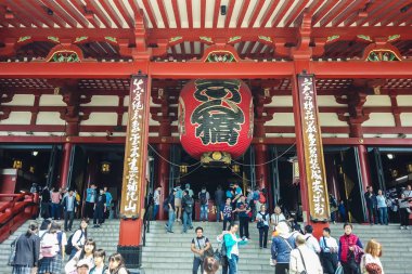 Kalabalık Sensoji tapınağını ziyaret ediyor.