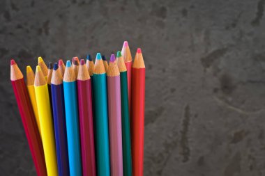 Keskinleştirilmiş tahta kalemler. 