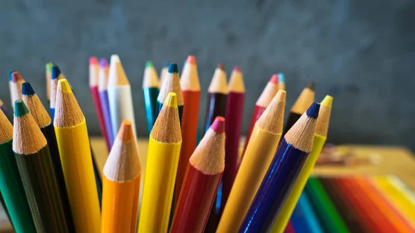 Lápis coloridos de madeira afiada — Fotografia de Stock
