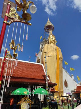 BANGKOK, THAILAND - 16 Eylül 2020 tarihinde Bangkok, Tayland 'da bulunan üçüncü sınıf Royal Wat, Wat Intharawihan' da 32 metre yüksekliğindeki Buda manzarası
