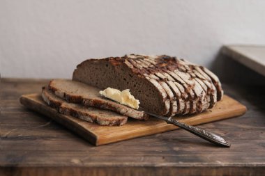 bir kesme tahtası üzerinde ekmek