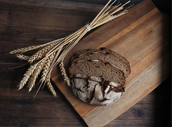 Brood Een Snijplank — Stockfoto