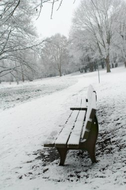 Kış parkta boş banklar