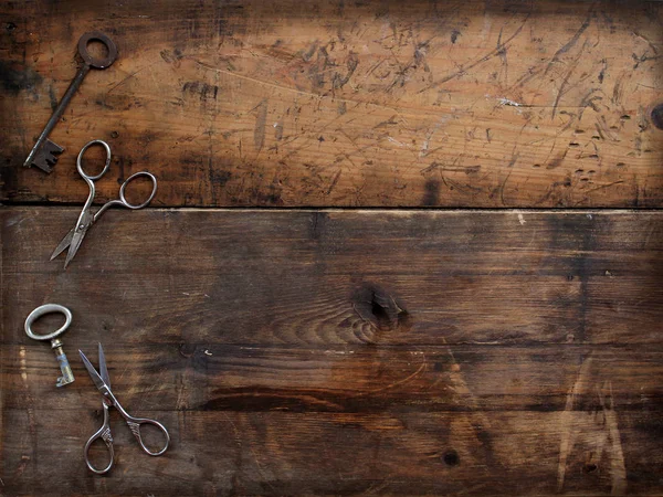 Chaves e tesouras em madeira velha — Fotografia de Stock
