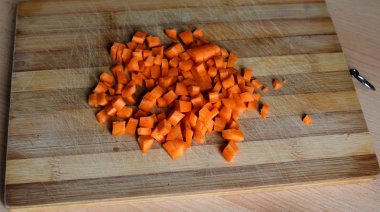 Eller yoğurun hamur, un, oklava, masada