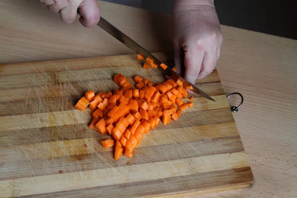 Eller yoğurun hamur, un, oklava, masada