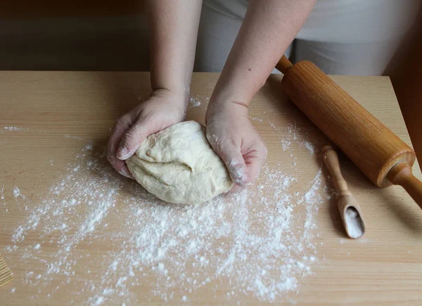 Hands Knead Dough Flour Rolling Pin Table — ストック写真