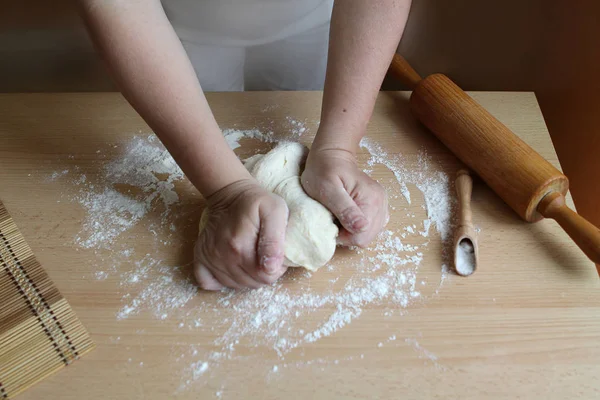 Hands Knead Dough Flour Rolling Pin Table — ストック写真