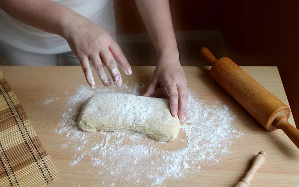 Hands Knead Dough Flour Rolling Pin Table — ストック写真