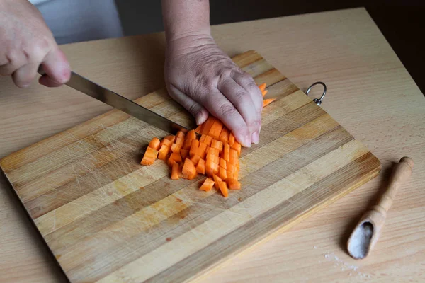 Bir kesme tahtası üzerinde rendelenmiş havuç