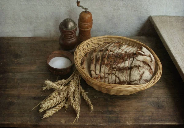 Tahtaya Taze Ekmek Dilimlenmiş — Stok fotoğraf