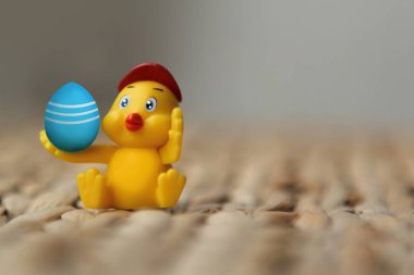 Renkli Paskalya yortusu yumurta ile tavuk