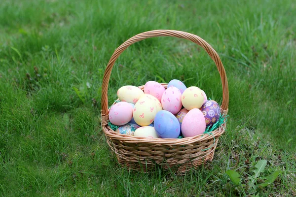 Cesta Com Ovos Páscoa Coloridos — Fotografia de Stock