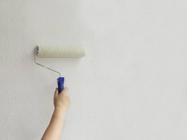 beyaz boya ile boyanmış.