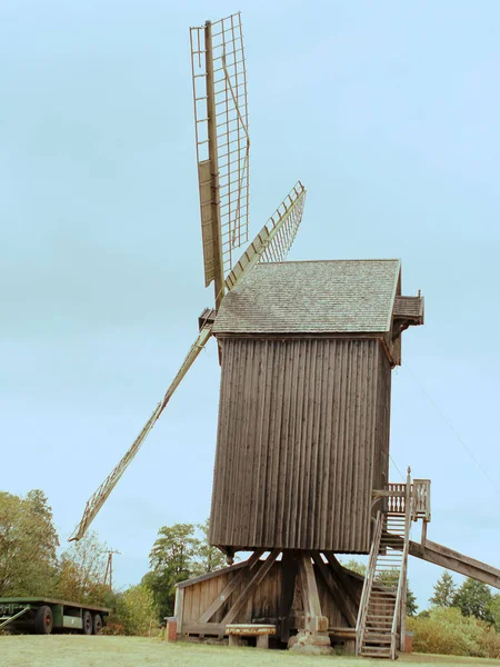 Alte Windmühle Aus Holz Auf Dem Feld — Stockfoto