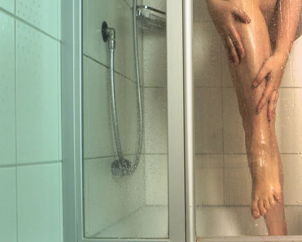 Mujer Lavándose Las Piernas Ducha — Foto de Stock