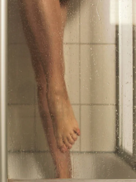 Kvinna Tvätta Hennes Ben Duschen — Stockfoto