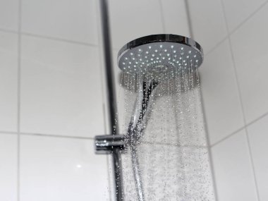 Modern duş başlığı döşenmiş banyo iç, hiç kimse, akan su