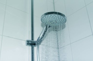 Modern duş başlığı döşenmiş banyo iç, hiç kimse, akan su