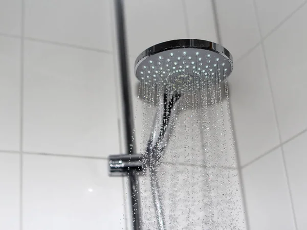 Fließendes Wasser Aus Dem Modernen Duschkopf Gefliesten Badezimmerinnenraum Niemand — Stockfoto