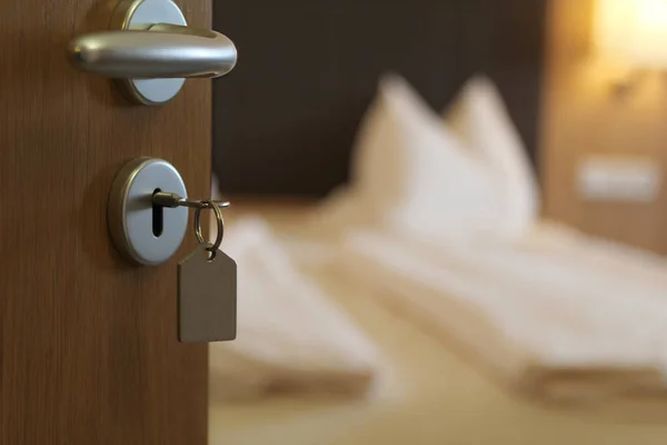 Açık kapı ile anahtar anahtar deliği otel odasında içinde