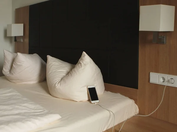 Ліжку Готельному Номері Заряджається Телефон — стокове фото