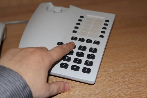 Yaklaşık Bir Beyaz Telefon Ahizeyi Için Asistan Closeup — Stok fotoğraf