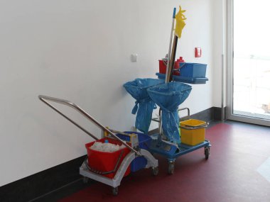 Otel Temizleme arabası ve kovaları