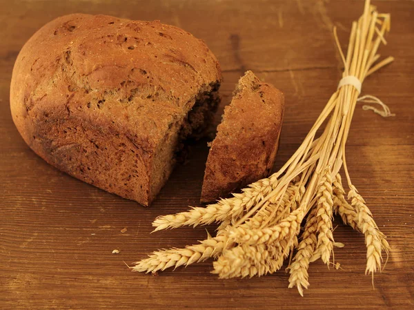 Brood Oren Van Tarwe Het Tafelblad — Stockfoto