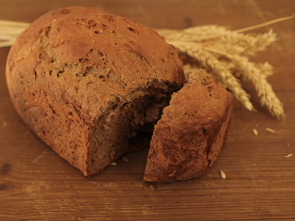 Chléb Uši Pšenice Desku Stolu — Stock fotografie