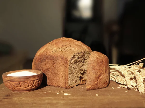 パンと塩 テーブルのムギの耳 — ストック写真