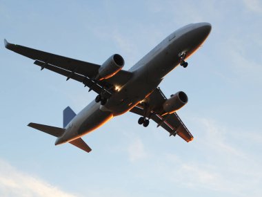 Yolcu ticari uçak bulutların üzerinde uçuyor. Hızlı seyahat, tatil ve iş kavramı