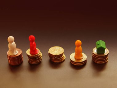 Euro sentlik demir bir koyu renkli arka plan üzerine dizilir. Bir yığının üstüne bir yazlık rakam duruyor. Kavram iş, Emlak, strateji, kazanmak