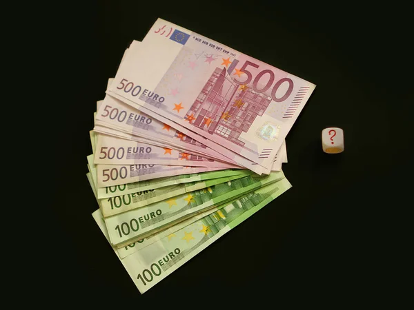 Eurosedlar ligga som en fläkt på en svart bakgrund. Nästa är tärningarna. Konceptet business, strategi, vinna, spel — Stockfoto