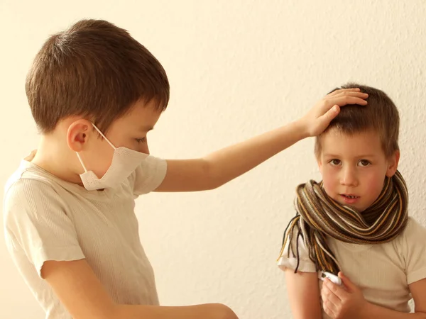 Deux enfants en blanc sur fond blanc gros plan. Concept soins et santé — Photo