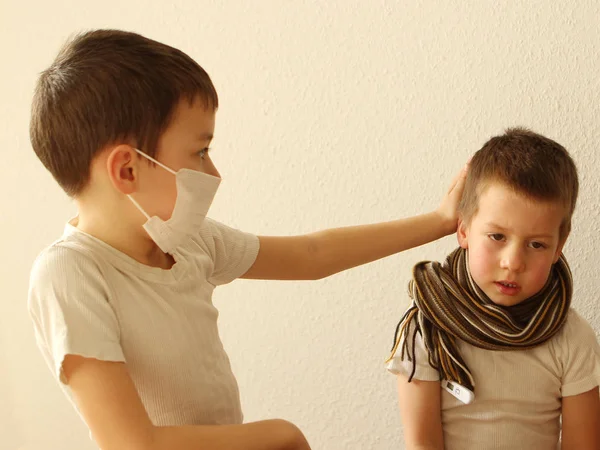 Deux enfants en blanc sur fond blanc gros plan. Concept soins et santé — Photo