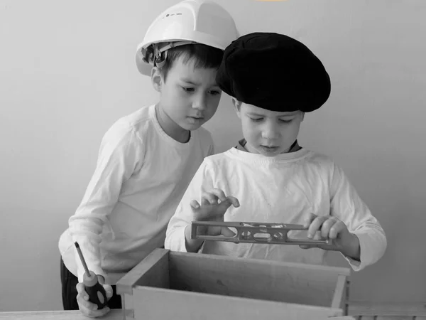 Dzieci w biały kask noszenie biały T-shirt z bliska białe tło. — Zdjęcie stockowe