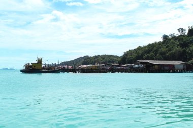 Güzel defne, ahşap İskelesi, Malezya, Island, romantik deniz manzarası Malacca Boğazı, genel kavram-in tatil, seyahat.