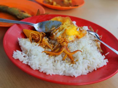 Küçük ahtapot, kızarmış ve pilav ile servis deniz ürünleri