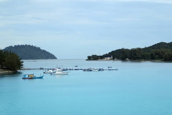 Barcos y barcos en el hermoso mar turquesa y el muelle sobre el fondo de pequeñas islas, Malasia, Isla, el Estrecho de Malaca, concepto de vacaciones, viajes . — Foto de Stock
