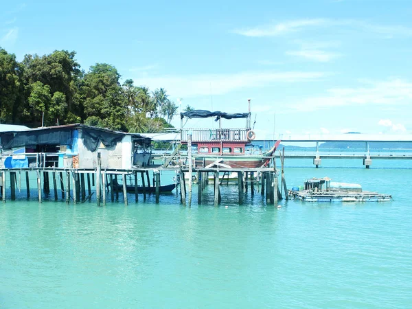 Paisaje marino romántico en una hermosa bahía, embarcadero de madera, Malasia, isla, estrecho de Malaca, concepto de vacaciones, viajes . — Foto de Stock