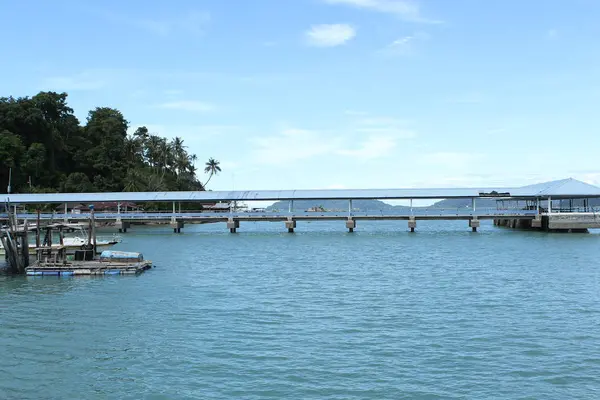Paisaje marino romántico en una hermosa bahía, embarcadero de madera, Malasia, isla, estrecho de Malaca, concepto de vacaciones, viajes . — Foto de Stock