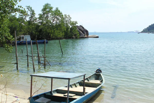 Una vecchia barca di legno da pesca si trova sulla banchina vicino al mare, concetto di vacanza, viaggi . — Foto Stock