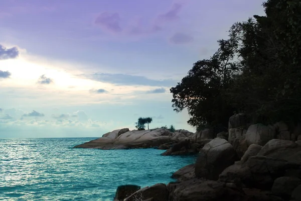 Paisaje marino romántico en un hermoso mar turquesa al atardecer en el fondo de pequeñas islas, Malasia, isla, Estrecho de Malaca, concepto de vacaciones, viajes . — Foto de Stock