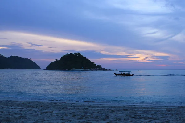 Paisaje marino romántico en un hermoso mar turquesa al atardecer en el fondo de pequeñas islas, Malasia, isla, Estrecho de Malaca, concepto de vacaciones, viajes . — Foto de Stock