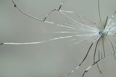 Kırık ayna, cam dokusu üzerinde büyük çatlaklar