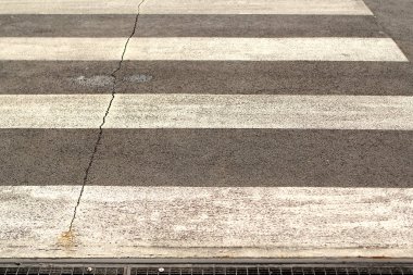 Trafiğe kapalı bir yaya geçidinde siyah beyaz çizgiler