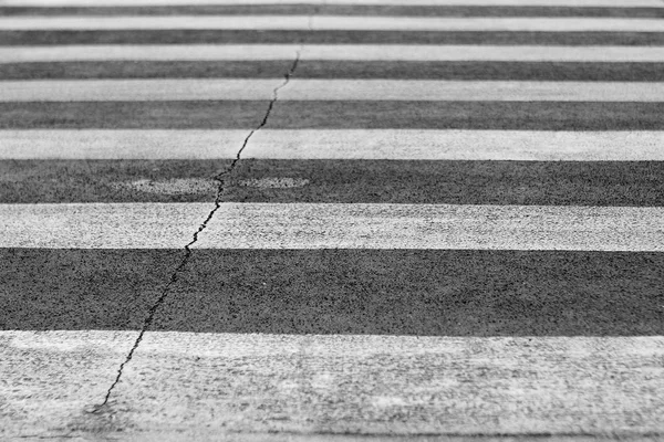 Schwarz-weiße Linien eines Fußgängerüberwegs auf der Fahrbahn — Stockfoto